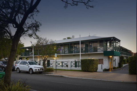 Windsor Lodge - Schoolies Week Accommodation 0