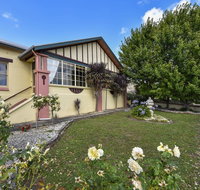 Wyatt Guest House - Schoolies Week Accommodation