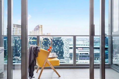 A 2BR Apt With Harbour Views And FREE Parking - Schoolies Week Accommodation 0