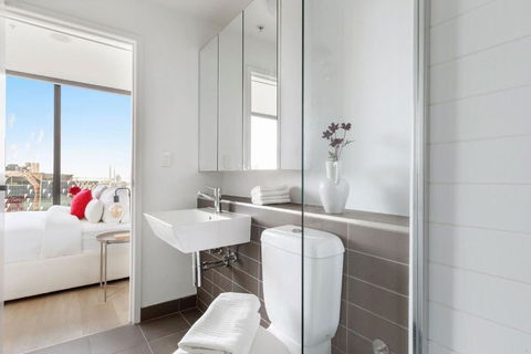 A 2BR Apt With Harbour Views And FREE Parking - Schoolies Week Accommodation 2