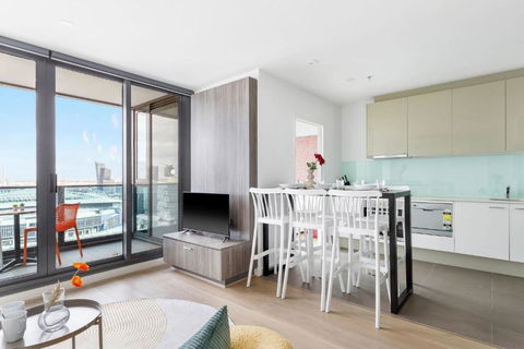 A 2BR Apt With Harbour Views And FREE Parking - Schoolies Week Accommodation 3