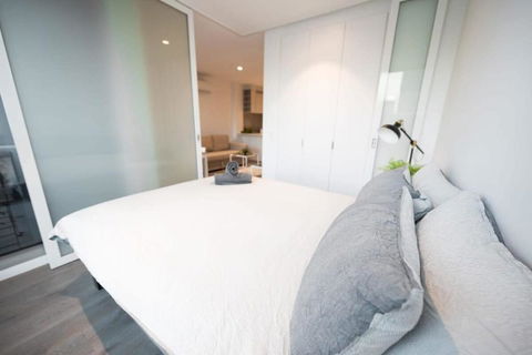 A Chic 2BR CBD Apartment Near Southern Cross - Schoolies Week Accommodation 1