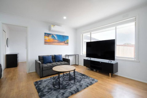 A Private Hideaway With Large Backyard And CarParks - Schoolies Week Accommodation 1