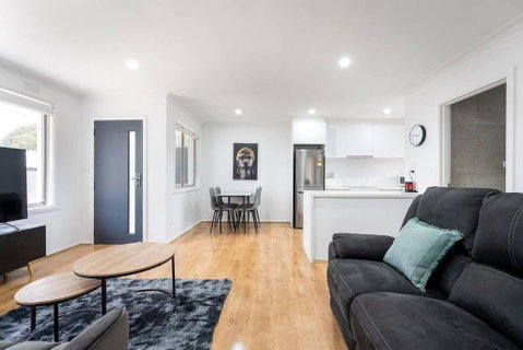 A Private Hideaway With Large Backyard And CarParks - Schoolies Week Accommodation 3