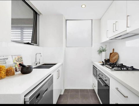 A Private Room - 1 Train Stop To Chatswood CBD - Schoolies Week Accommodation 0