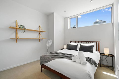 A River-side 2bdm Footscray Oasis + Parking - Schoolies Week Accommodation 2