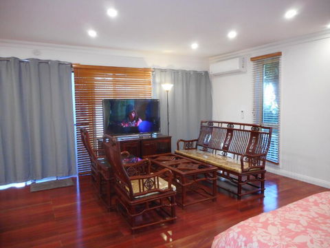 A Spacious Holiday Suite - Schoolies Week Accommodation 0
