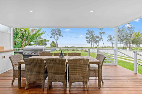 Absolute Foreshore Lakeside Cottage - Schoolies Week Accommodation 0