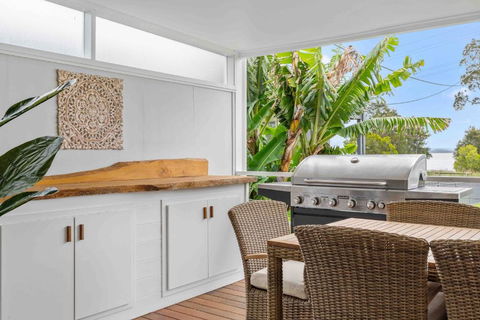 Absolute Foreshore Lakeside Cottage - Schoolies Week Accommodation 1