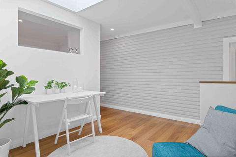 Absolute Foreshore Lakeside Cottage - Schoolies Week Accommodation 2