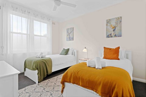 Absolute Foreshore Lakeside Cottage - Schoolies Week Accommodation 3