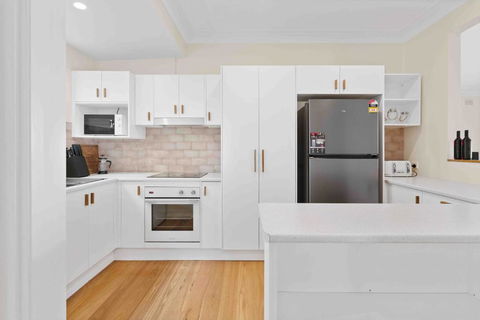 Absolute Foreshore Lakeside Cottage - Schoolies Week Accommodation 4