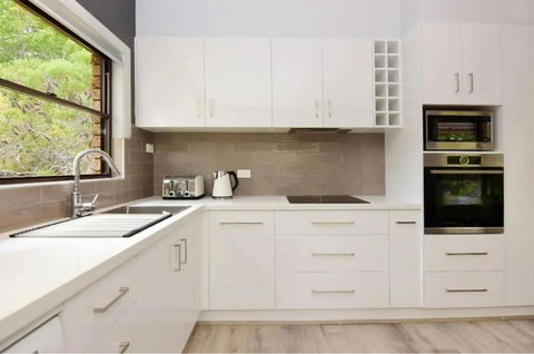 All Decked Out At Hyams Beach By Experience Jervis - Schoolies Week Accommodation 3