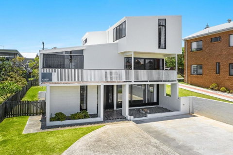 Alli Belle- Hilltop Gem - Schoolies Week Accommodation 1