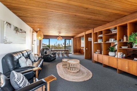 Alli Belle- Hilltop Gem - Schoolies Week Accommodation 3