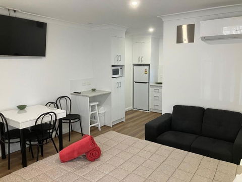 Almond Inn Motel - Schoolies Week Accommodation 0