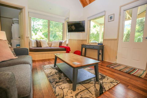 Alpine Arnica Cottage 1 - Schoolies Week Accommodation 1