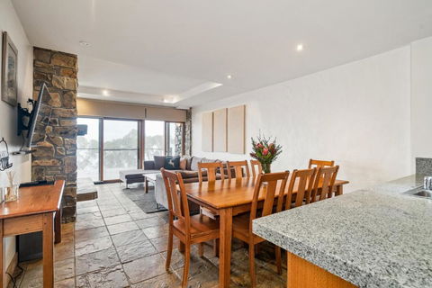 Alpine Woodsmoke Apartments - Schoolies Week Accommodation 1