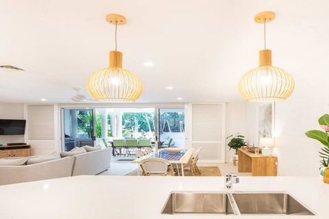 Amaroo Villa - Absolute Beachfront Port Douglas - Schoolies Week Accommodation 2