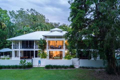Amaroo Villa - Absolute Beachfront Port Douglas - Schoolies Week Accommodation 3