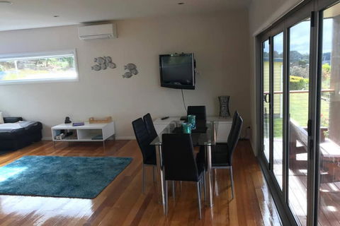 Amazing Ansons Bay Absolute Waterfront Beach House - Schoolies Week Accommodation 3