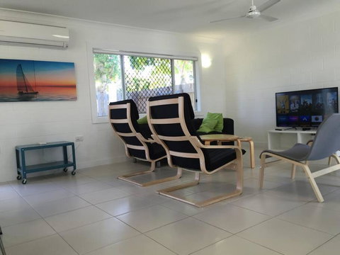 Airy Home - 3 Bedrooms & Office - Schoolies Week Accommodation 1