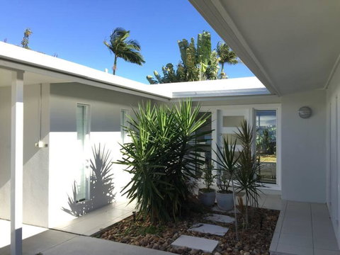 Airy Home - 3 Bedrooms & Office - Schoolies Week Accommodation 0