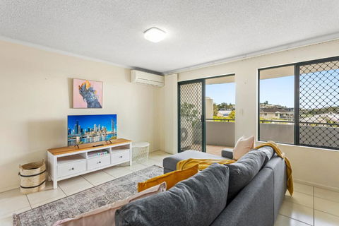 Albion Convenient Hideaway With Parking & Balcony - Schoolies Week Accommodation 0