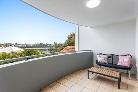 Albion Convenient Hideaway With Parking & Balcony - Schoolies Week Accommodation 4