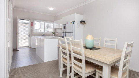 Apartment 30 - The Meridian - Schoolies Week Accommodation 3
