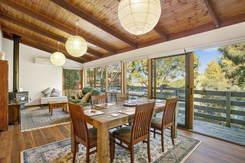 Apollo Bay People N Paws - Schoolies Week Accommodation 0