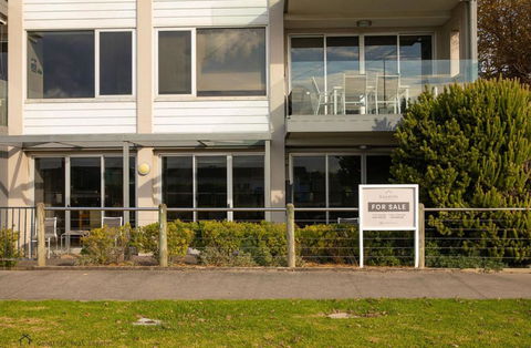 Apollo Blue Oceanview Unit 1- B Free WIFI - Schoolies Week Accommodation 4