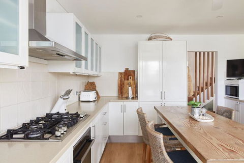 Arabella - 2 Bedroom Holiday House Nelson Bay - Schoolies Week Accommodation 3