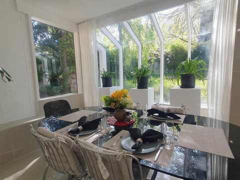 Architectural Comfy 2B&2B Home With A Garden View Close To A Lake And Yarralumla Shopping Centre - Schoolies Week Accommodation 0