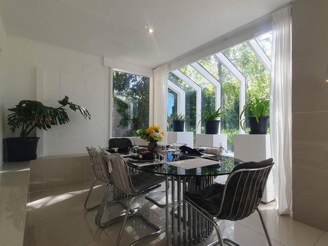 Architectural Comfy 2B&2B Home With A Garden View Close To A Lake And Yarralumla Shopping Centre - Schoolies Week Accommodation 3