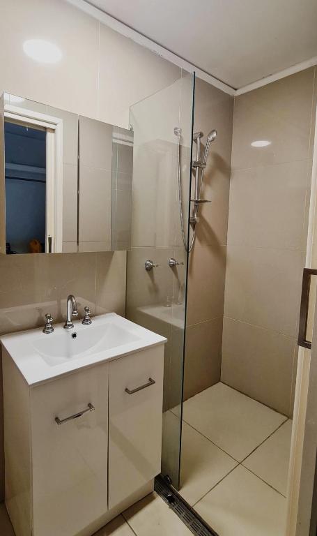 Architectural Comfy 2B&2B Home With A Garden View Close To A Lake And Yarralumla Shopping Centre - Schoolies Week Accommodation 2