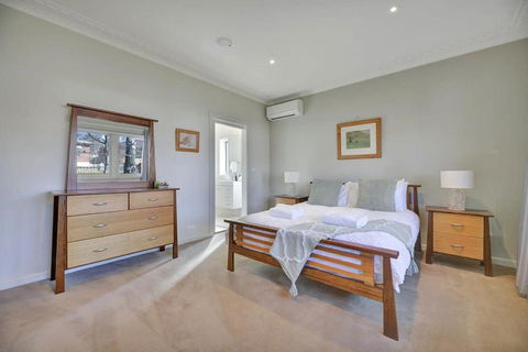 Art House On Anson - Artistic Haven, Spa, Pets - Schoolies Week Accommodation 1