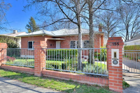 Art House On Anson - Artistic Haven, Spa, Pets - Schoolies Week Accommodation 2