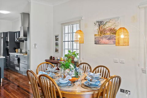 Artistic Queenslander With Park Views - Near City! - Schoolies Week Accommodation 0