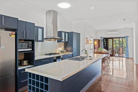 Artistic Queenslander With Park Views - Near City! - Schoolies Week Accommodation 2