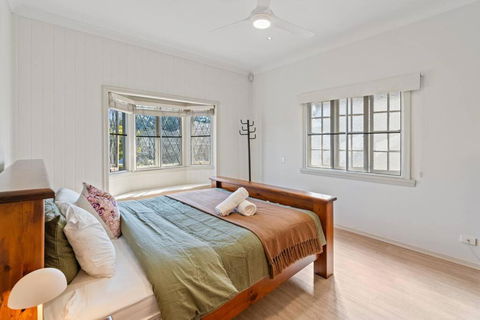 Artistic Queenslander With Park Views - Near City! - Schoolies Week Accommodation 4