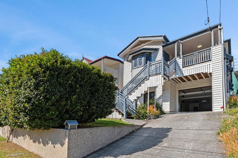 Artistic Queenslander With Park Views - Near City! - Schoolies Week Accommodation 1