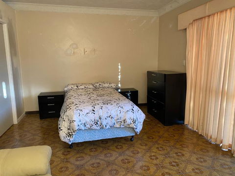 Aspley Large Room & Share Bathroom With Other Guests - Schoolies Week Accommodation 1