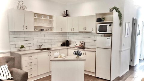 Autumn Beauty - Garden Cottage 4 - Schoolies Week Accommodation 4