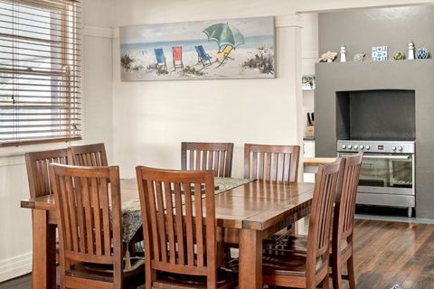 Avondale 7 Cashmore Street - Schoolies Week Accommodation 4