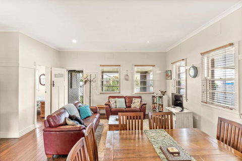 Avondale 7 Cashmore Street - Schoolies Week Accommodation 1