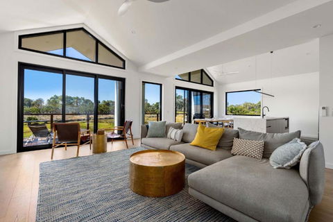 Awakening Broadbeach - Wifi, Linen - Schoolies Week Accommodation 0