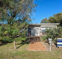 'The Croft' 11 Boulder Bay Rd - Cosy Beach House with Aircon  only 270m to the Beach - Schoolies Week Accommodation