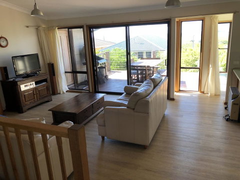 121 Montague Avenue, Kianga - Schoolies Week Accommodation 2