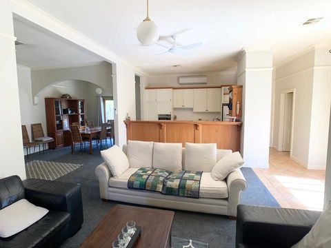 123 Hill St, Heart Of Orange, Double Brick - Schoolies Week Accommodation 2